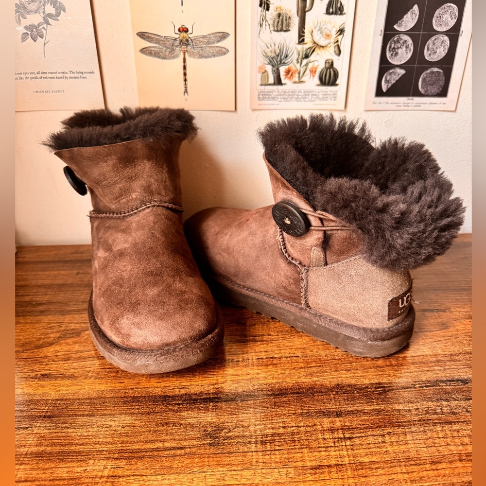 Ugg Mini Bailey Button Brown Size 6 - image 1